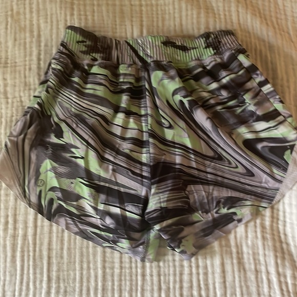 Lululemon Shorts - Size 4 - Picture 4 of 6